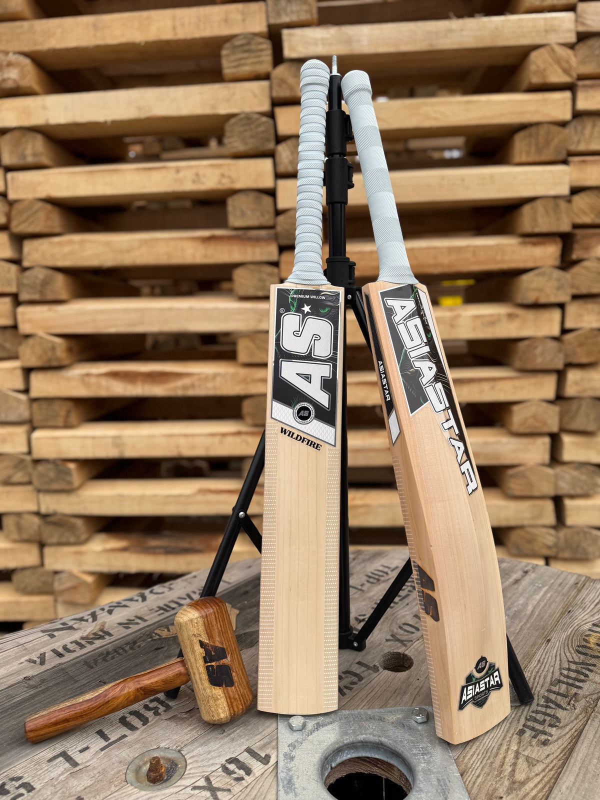 Best Grade Kashmir Willow Cricket bat for leather ball game. Full profile and light weight bat